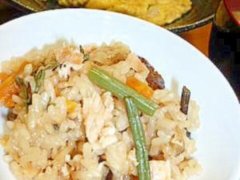 山菜と鮭フレークの炊き込みご飯